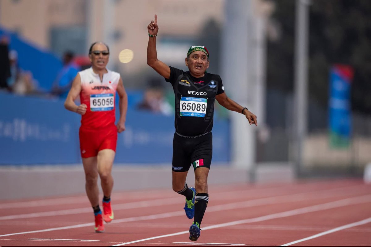 _infoLeon's tweet photo. 🏃‍♂️🥇 ¡Orgullo leonés en lo más alto!

Juan Velázquez brilló en los Open Masters Games 2026 en Abu Dabi al conquistar 🥇1 oro, 🥈2 platas y 🥉1 bronce en atletismo máster.

A sus 65+ años demuestra que la edad no es límite 💪🔥| @ComudeLeon

🔗https://t.co/osm5lPHXdv https://t.co/nsmP5uNG5W