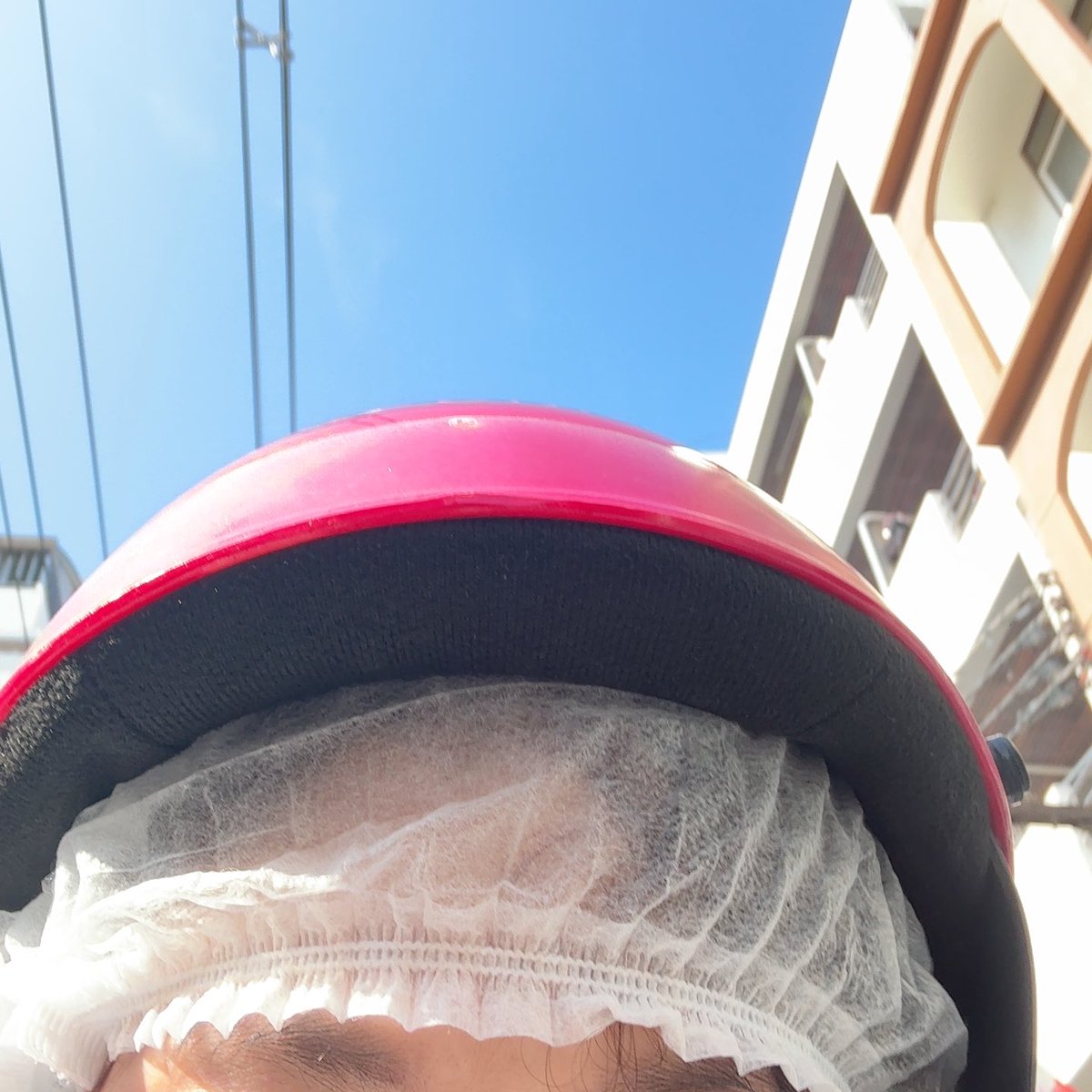 พี่แกรปคนนี้มีหมวกคุมผมเตรียมให้ก่อนใส่หมวกกันน๊อค เพิ่งเจอครั้งแรกน่ารักมาก