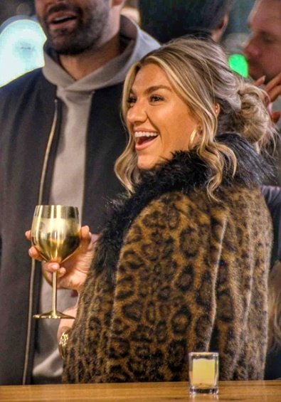 BrownJordis's tweet photo. Bri gives off 'my dad's third wife is always competing with me' vibes. She's a future evil stepmother. Other females will always be competition because in the end she knows she doesn't have it. #BriMcNees #LIB10 #LoveIsBlindS10 #LoveIsBlind https://t.co/fhqvZxYHHH