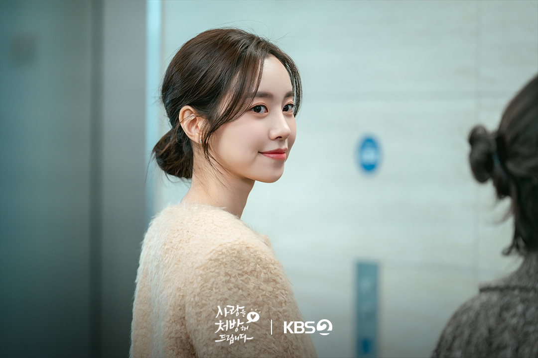 KBS_drama's tweet photo. [#사랑을처방해드립니다] [📸]

돌직구 고백 이후 시작된 묘한 기류💓
예측 불허한 관계 변화의 시작

KBS 2TV 주말드라마 [사랑을 처방해 드립니다]
매주 토 · 일 저녁 8시 방송

#KBS #KBS2 #KBSDRAMA #사랑을처방해드립니다 #RecipeForLove #진세연 #박기웅 #김승수 #유호정 #김형묵 #소이현 https://t.co/vqEhWv2KhI