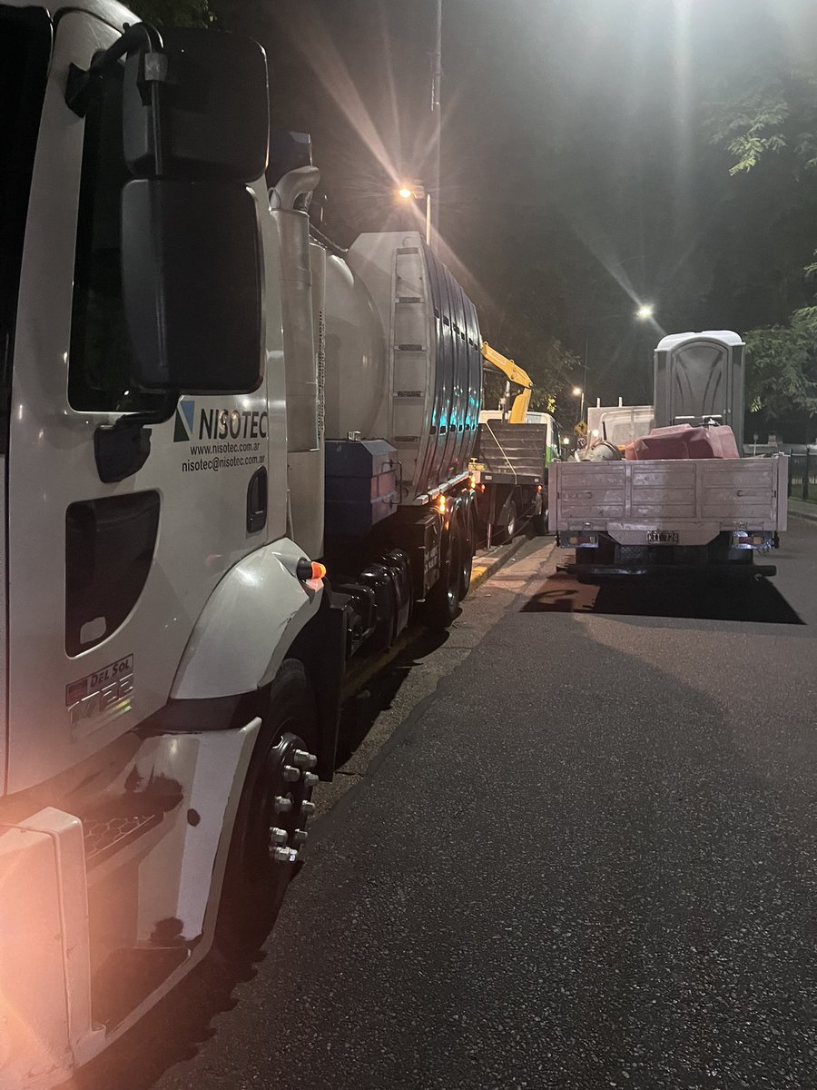 JavierApeGP's tweet photo. @gcba quién es el cráneo que manda a hacer semejante quilombo a las 12 de la noche ?  Nadie puede dormir, pero seguro que él que los mando esta muy tranquilo en su casa. https://t.co/IB9tEtbTEJ