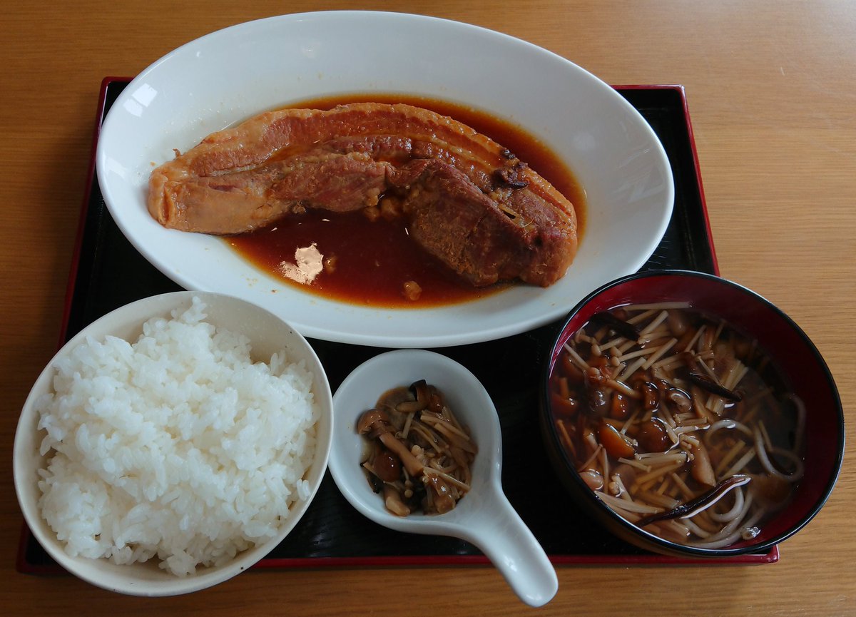 噂の角煮定食。付け合わせのキノコの蕎麦や煮物が思いの外美味しくて、次はキノコ料理を注文したくなる。