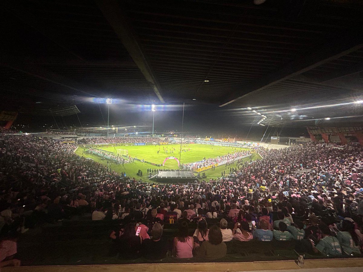 ramonluisrivera's tweet photo. Hacemos historia con un partido entre dos grandes equipos que se presentan ante una fanaticada que llena nuestro Estadio Juan Ramón Loubriel. Seguimos apostando al deporte y a eventos de clase mundial. ⚽🌎 https://t.co/uf0bt2NMjA