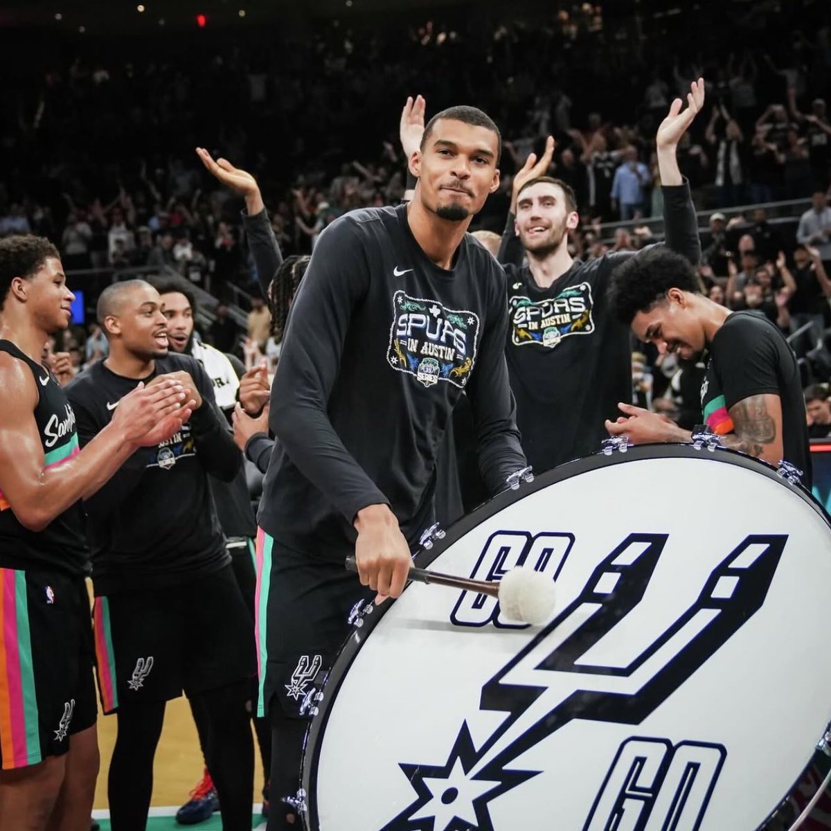 TheHoopCentral's tweet photo. THE SPURS HAVE WON 11 STRAIGHT GAMES. 🔥🔥🔥 https://t.co/rOD1J04mWv
