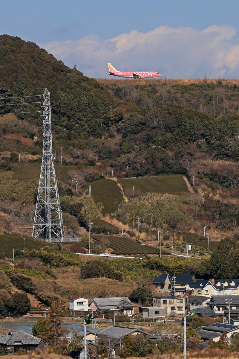 furusho_charlie's tweet photo. 世界500以上の空港に行っているので金曜日は行った空港のストーリー

富士山静岡空港、近くの丘に登ると驚く。 滑走路が家や鉄塔よりも高い位置にあって、まさに「天空の空港」

高松や広島もそうだけど、土地がない場所に知恵を絞って空港を造った様子がひしひしと伝わってくる。この圧倒的な“無理やり作った感”のある高さ

PILOTとして空港の勉強をすると、進入表面、航空路の設定基準、計器飛行進入方式などさまざまな条件をクリアするには、なぜここにしたのかが分かりおもしろい