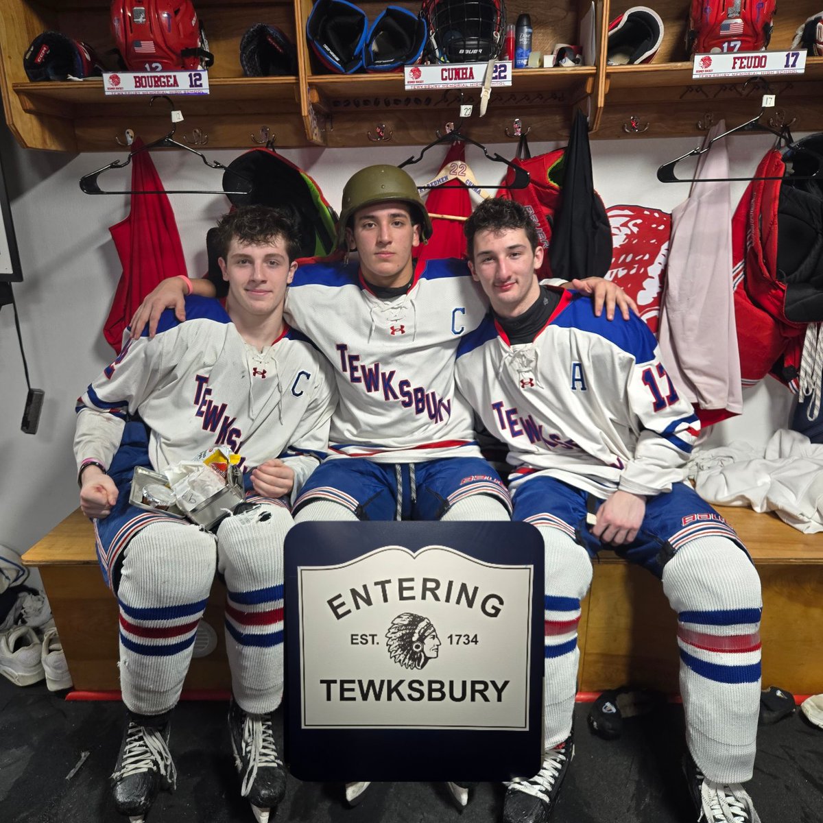 TMHSHOCKEY's tweet photo. REDMEN WIN ! HUGE game by our Captains Tyler and Jake 11 Pts combined #Bucket #PackaLunchGuy Cole/Sovie 11/13 svs 🥅 Next: Round 16 Sun. 3/1 4pm Home @bichockey v. N. Attleboro #RedmenWin ##RoadtotheGarden #RedmenPride https://t.co/vffva5Kk7w