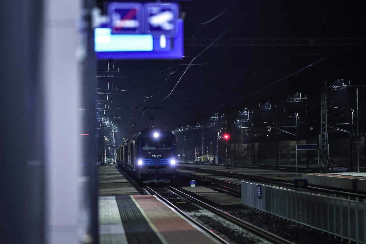 Freight services on the Hungarian section of the Budapest-Belgrade railway  officially resumed just after midnight on Friday, with the first train  departing from Budapest's Ferencvaros station. The Budapest-Belgrade railway,  a flagship project