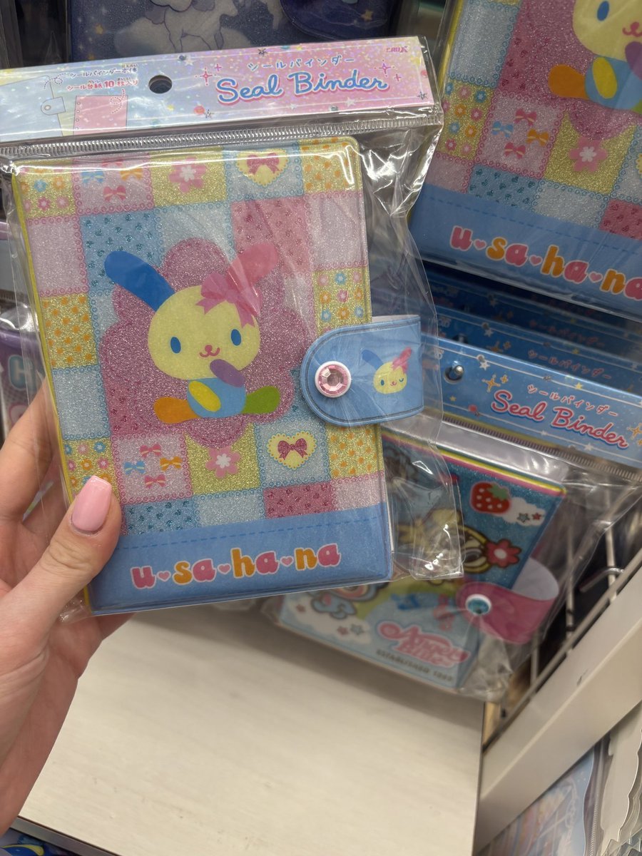 sannriooo's tweet photo. 近くの雑貨屋さんにウサハナとエンジェルブルーのシール帳売ってた🥰
シール帳はもう普通に売ってるのかな？
シール売り場は人だかりがすごすぎて近づけませんでした😅 https://t.co/yF5s5nK2YP