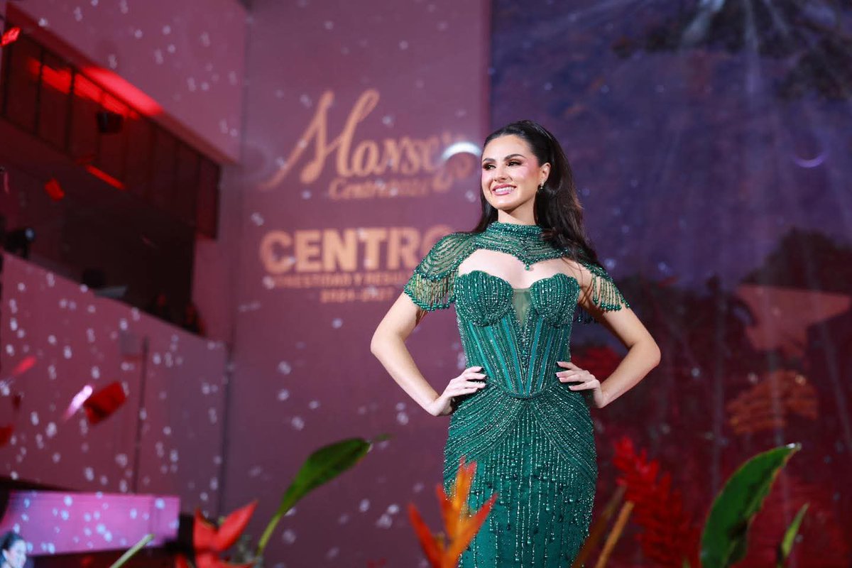 SintextoMX's tweet image. En un ambiente de fiesta en la Plaza La Ceiba, la #alcaldesa Yolanda Osuna Huerta #presentó oficialmente a Monserrat Contreras Ponce como representante de #Centro para la #FeriaTabasco2026.