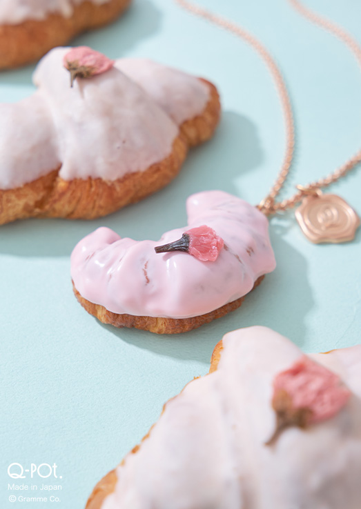 【Coming Soon…】
季節の美しさを閉じ込めた
春の新作『 Sakura Croissant🥐🌸 』

淡く透ける“桜クロワッサン”が3/7(Sat)~発売。
桜が香るチョコレートをコーティングし、
トップの桜の塩漬けが凛としたアクセント🥄
q-pot.jp/news_archive/2…