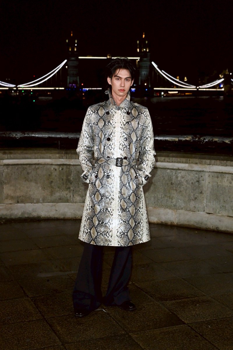 ไบร์ท-วชิรวิชญ์ (<a href="/bbrightvc/">bright</a>) Global Brand Ambassador ของ Burberry บินลัดฟ้าร่วมชมโชว์ Burberry Winter 2026 โดยฝีมือการสร้างสรรค์ของ Daniel Lee ในงาน London Fashion Week ณ กรุงลอนดอน 

แฟนๆ ชาวไทยสามารถอัปเดตคอลเลกชันใหม่ได้ที่ Burberry ชั้น M สยามพารากอน 

BRIGHT LFW 2026