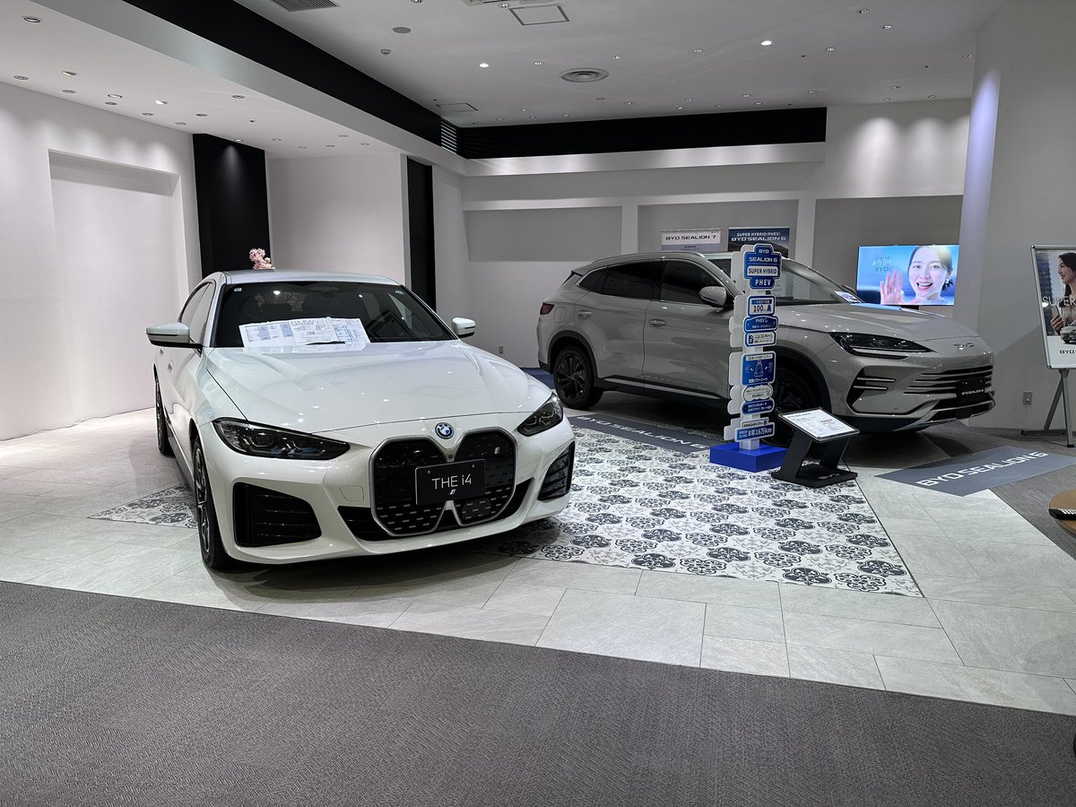 空いた店舗で車の展示が始まってる😅