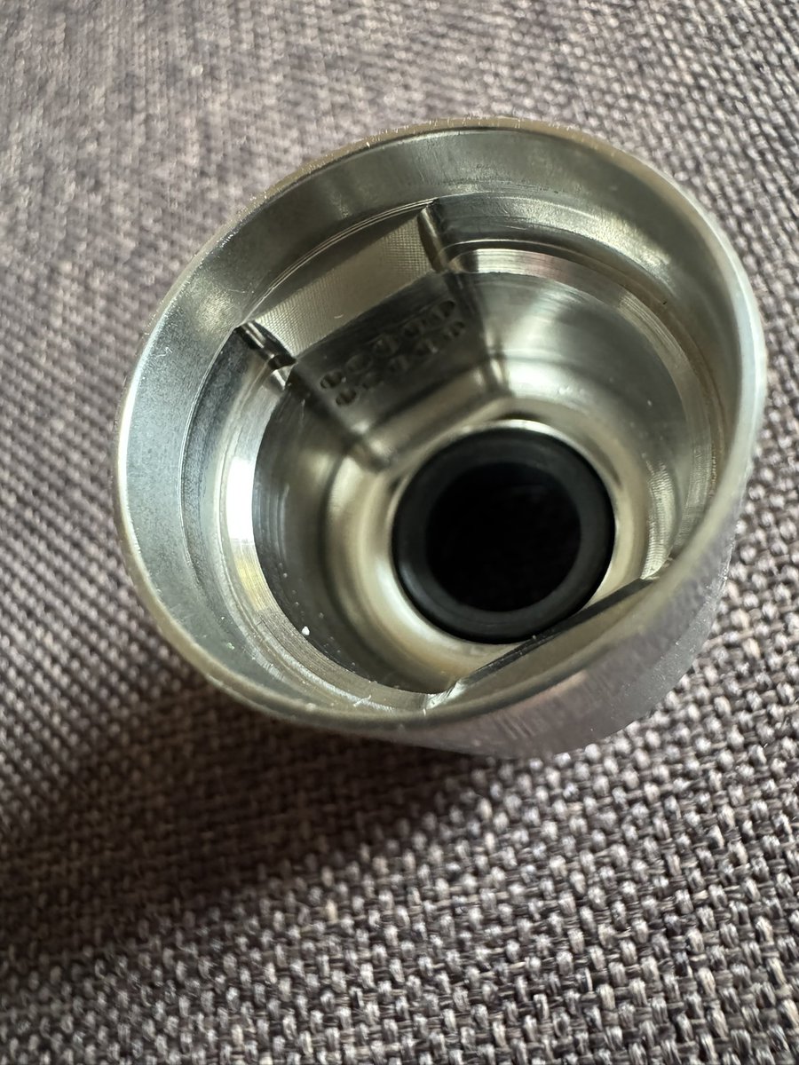 中が狭くなるようになってるね ここもデッキ側とガチっとなるように