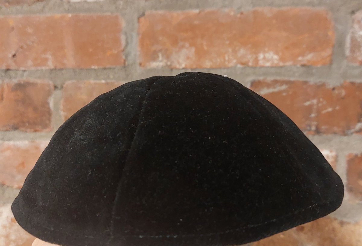 RabbiPoupko's tweet photo. This is a Jewish Kippah, some call it a yarmulke. 

If you wear this anywhere in Gaza it carries an automatic death penalty.

Not from a police or the court, but from any crowd in the street. 

Thank is how violently anti-semitic Gaza is. https://t.co/FeLd7B8ND4