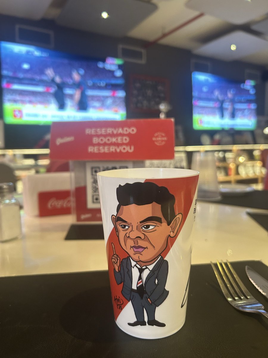 El vaso que nos regalaron en el Restaurante Glorias donde hoy vimos River 3 Banfield 1 
#Gallardo #restauranteglorias