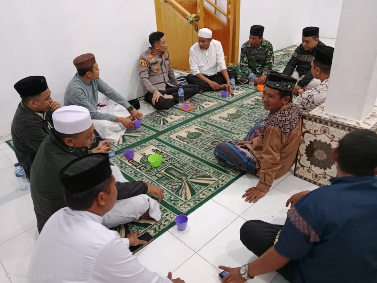 PolsekBotumoito's tweet photo. Jumat curhat Kapolsek Botumoito bersama masyarakat Desa Rumbia kec. Botumoito Kab. Boalemo. https://t.co/t9PtNhVuEU