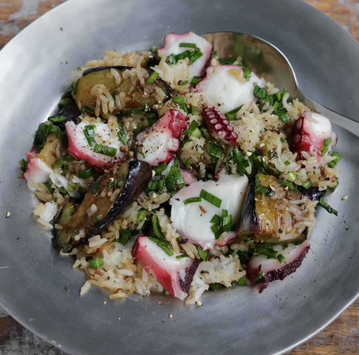 タコ、焼き茄子、ニラのクミンオイスターライス

フライパンにごま油をひいて、中火で茄子をこんがり炒める。クミンシード、オイスターソースで味付けする。ジャスミンライス、タコ、ニラを混ぜ、器に盛り付け、黒胡椒をちらしたら完成！

茄子のじゅわ〜っと食感、
クミンの香り、ニラの風味が最高😊