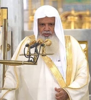 صوتٌ إذا انساب في أروقة المسجد النبوي سكنت له القلوب قبل الأسماع، إنه الشيخ علي بن عبد الرحمن الحذيفي
عُيِّن الشيخ إمامًا وخطيبًا للمسجد النبوي عام 1399هـ بعد مسيرة قرآنية مبكرة كشفت عن رسوخ علمه وإتقان تلاوته.

بدأ إمامًا لمسجد قباء عام 1398هـ ثم انتقل إلى المسجد الحرام في رمضان