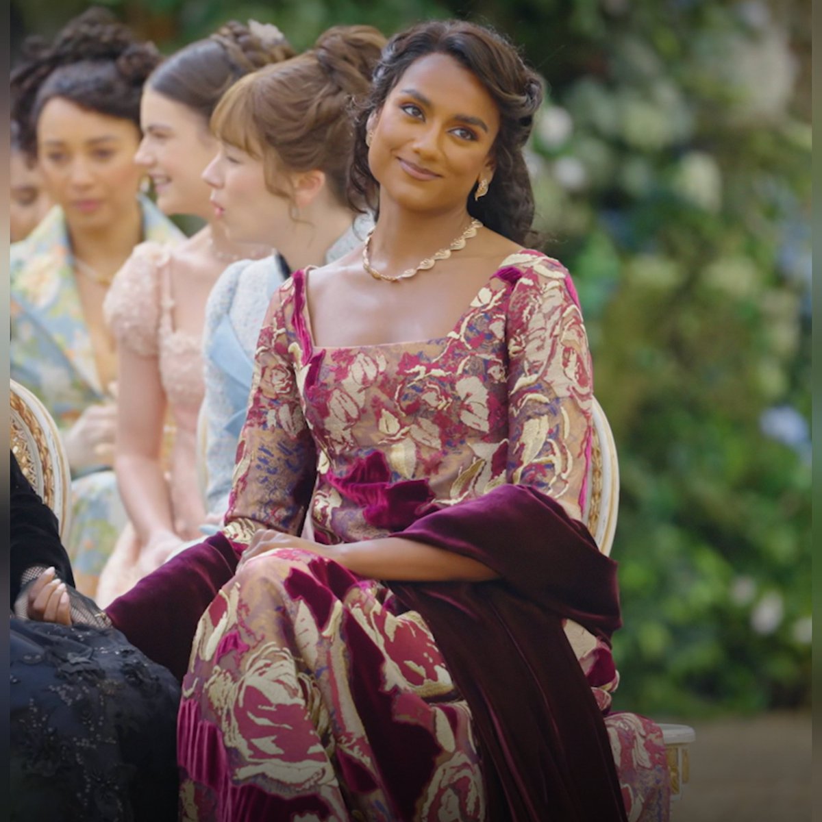 ชุดยืนนดมดอกไม้เตรียมไปดื่มน้ำผึ้งพระจันทร์ในซีซั่น3 ยังดูสวยกว่าชุดมางานแต่งอีกค่ะ เนิร์ฟความสวยแม่ฉันมาก งานเมคอัพป่วย ชุดแก่ รวม ๆ แล้วโบราณแต่สวย