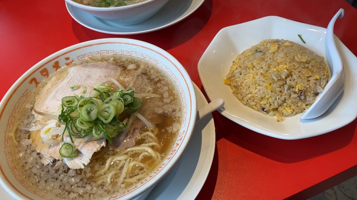 兄ちゃんと寝起きに食べに行った昼ラーメン😌変わらず美味しかった！
でもやっぱり寝起きには多くてチャーハン3分の1程兄ちゃんに食べてもろた😌