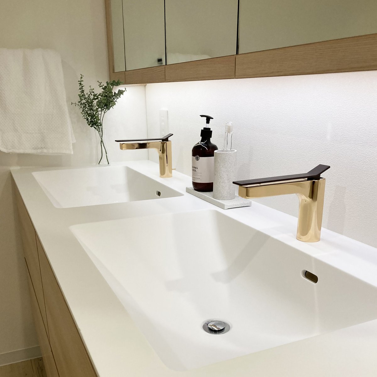 wailea_interior's tweet photo. カウンターの厚み12mmの白い人工大理石カウンターが爽やかですっきりとした洗面化粧台。木目の扉とゴールドの水栓が温かみを感じさせてくれます。
https://t.co/PY8IwASMaS
#新築 #注文住宅 #リノべーション #リフォーム #洗面所 #洗面台 #造作洗面台 #オーダー洗面化粧台 #マンションリノベーション https://t.co/lHRZTld70L