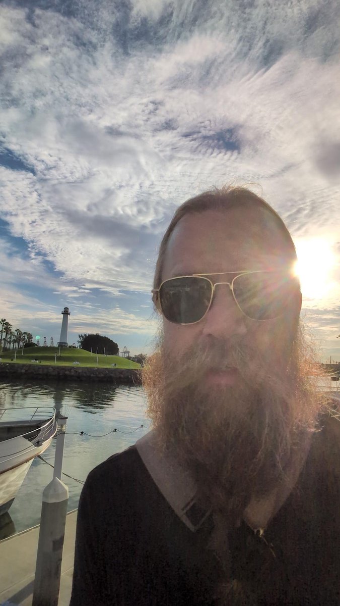 Landed and straight to this spot 🌅⚓ Lighthouse, marina, sunset glow—new destination unlocked. Where am I? Guesses? Recognize anything?
#TravelVibes #GoldenHour #NewSpot