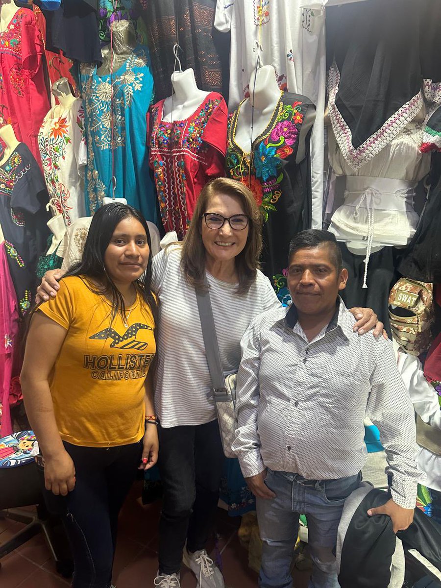 Construir comunidad, no solo ciudades.
El verdadero progreso de Querétaro empieza en nuestras calles y en nuestra gente. En Teetate, apostamos por un urbanismo con rostro humano, donde el bienestar colectivo sea la brújula de nuestro desarrollo. Por un hogar que nos cuide a todos