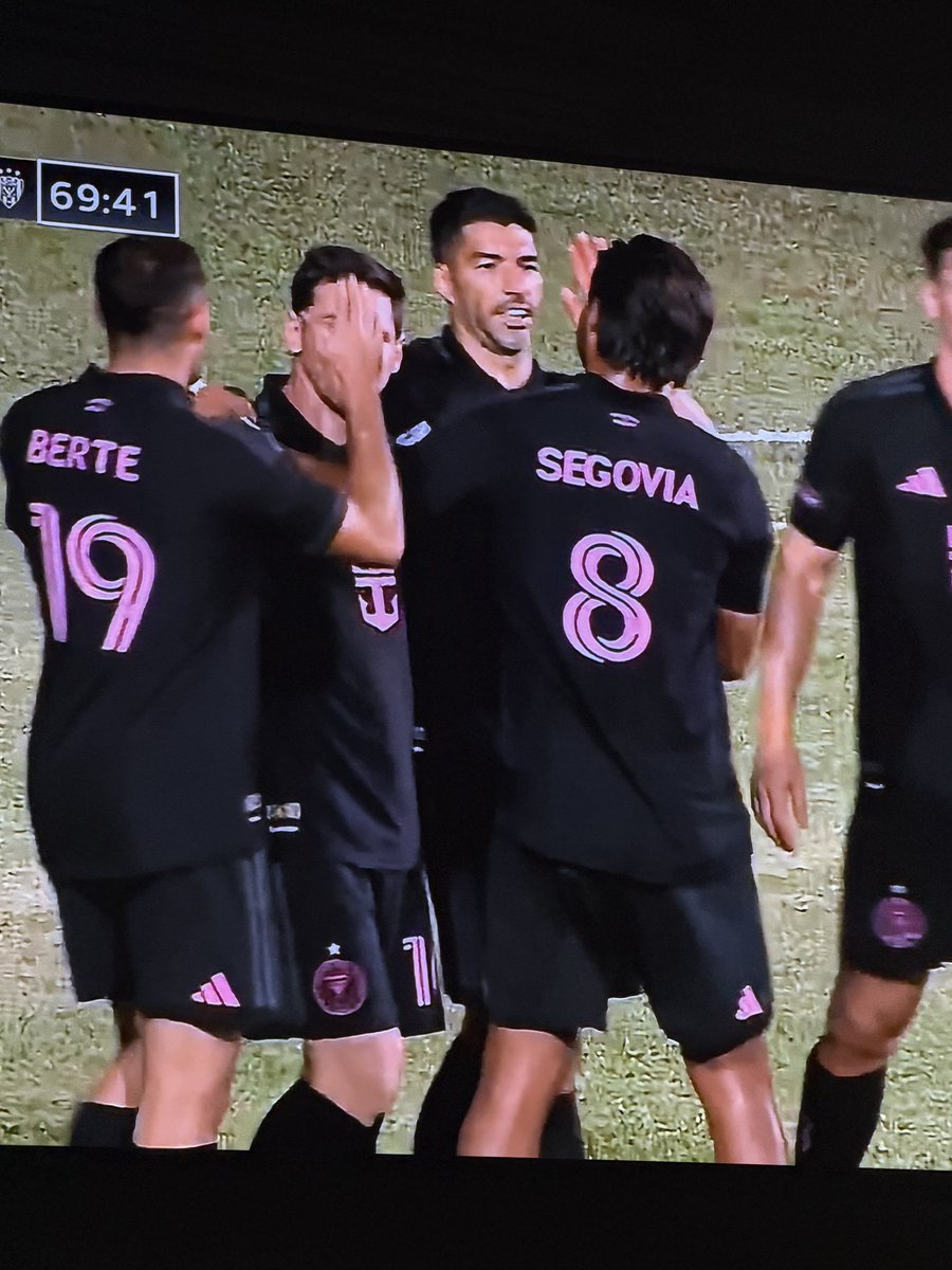 Victoria del <a href="/InterMiamiCF/">Inter Miami CF</a> 2-1 frente a <a href="/IDV_EC/">Independiente del Valle</a> . El conjunto de los rayados generó varias ocasiones, sin embargo no estuvo fino frente al arco. Buen duelo entre Messi y Sebastián Méndez 🔥

Perelló se llevó la camiseta de Messi . 

El clásico magenta se lo llevó el <a href="/InterMiamiCF/">Inter Miami CF</a>