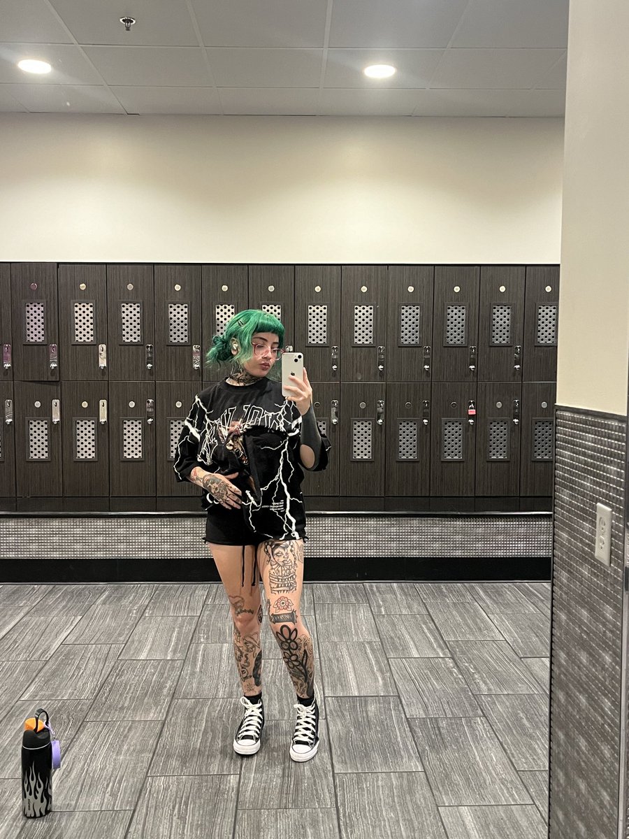 verosrainbow's tweet photo. i♥️gym pics https://t.co/zNktdUXm8B