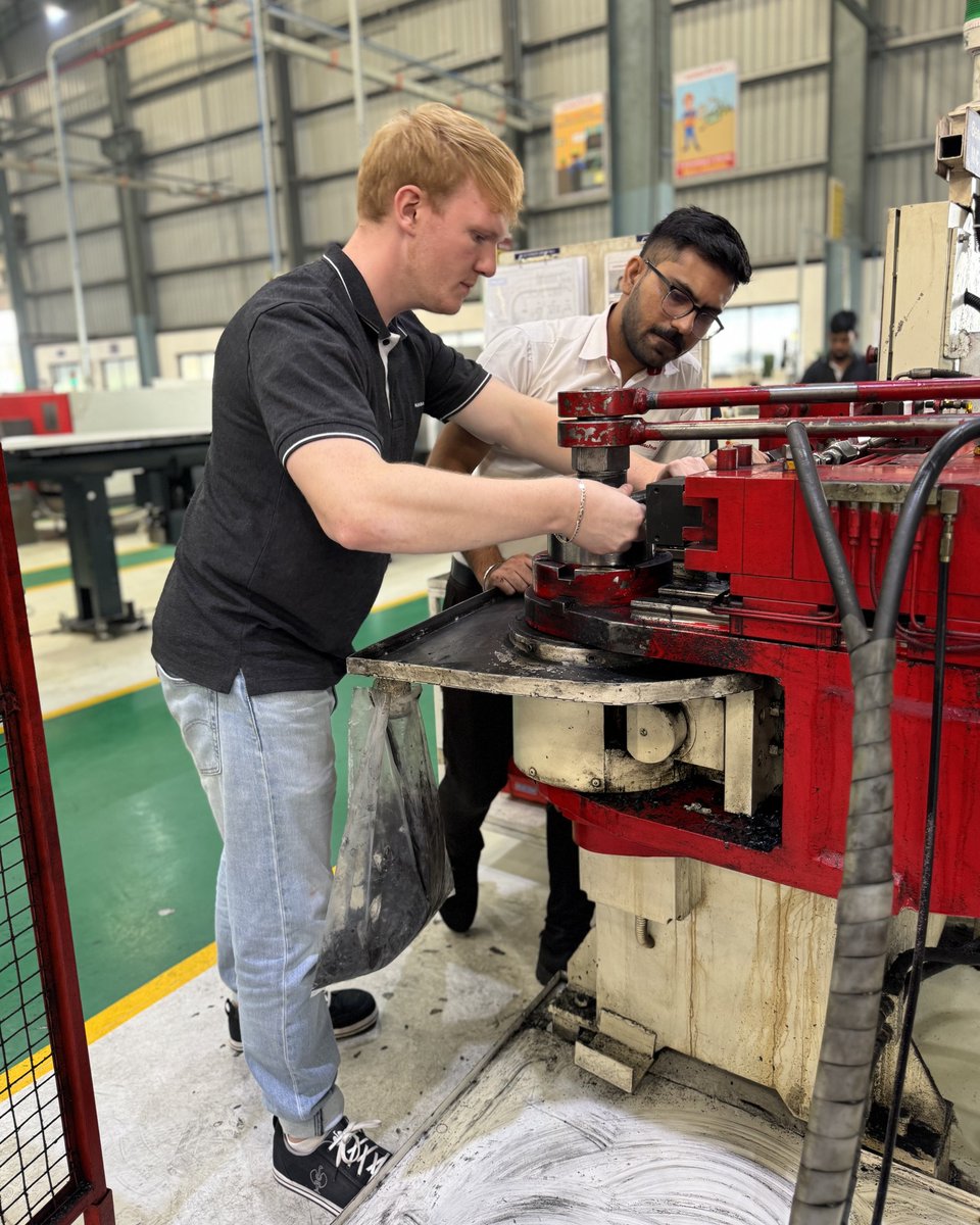 🔊 "Lively, chaotic, loud"—Jona (23) on his Pune gap year with HANSA-FLEX. 👨‍💻 Dual studies grad, embracing India📊 Creates SolidWorks drawings, works production/quality &amp; AI project, fosters Bremen-Pune collab. 🤖 ✨ Motto: "Take every opportunity!" Wishing him a fantastic time🦾