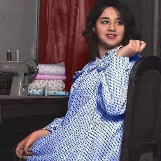 صباحاً لعينيكِ
إنَّ القصائدَ تَغْسِلُ في نهرِ دجلة، أحزانَها..
تتمدَّدُ فوق الحشائشِ، مبهورةً
بضياءِ الصباحِ.. ووَجْهِكِ
مَنْ أيقظَ الوردَ من نومِهِ..؟

#عدنان_الصائغ