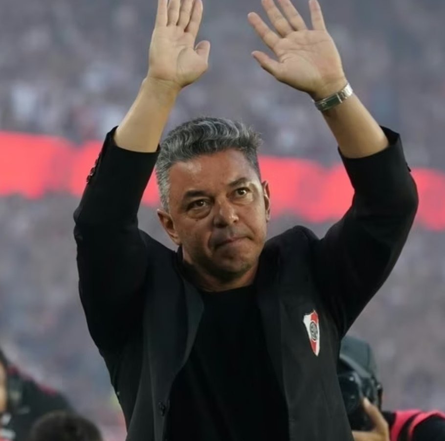 pablocalvari's tweet photo. No cuenten conmigo para el circo de esta noche. No cuenten conmigo para tanta hipocresía.

No cuenten conmigo para panquequear como panquequearon esta noche hinchas que hace días pedían su renuncia y periodistas que operaron para que se vaya y hoy llenaron de elogios a Gallardo; ni mucho menos cuenten conmigo para ser cómplice de las mentiras del próximo DT que juró por sus 4 hijos que nadie de River se había contactado con él, ni con Cristian Bragarnik, su representante.

Que cada uno se haga cargo de sus dichos y de sus actos, que yo me hago cargo de los míos.

Hoy dejó su cargo un DT que perdió 13 de 20, que dejó el año pasado a River fuera de la Copa Libertadores, que deja al club en su 2da etapa sin ganar ningún título y que hace tiempo vive del recuerdo de Madrid.

Se va un técnico que en su regreso a River jamás pudo armar un equipo que juegue como aquel con el que tantas Copas logró, y que en su vuelta al club le hizo gastar más de 180 millones de dólares en jugadores que NO rindieron y que llevaron a River a volver a tener su cuenta bancaria en ROJO.

Por qué se va Gallardo?
Simplememte porque varios de sus jugadores lo "voltearon", le hicieron "la cama", como en su momento él propio MG se la hizo a Mostaza Merlo, hecho que quedó plasmado para la eternidad en una bandera que rezaba : " Muñeco Gallardo ortiva y golpista".

Quiénes fueron los jugadores que impulsaron la salida del "hombre de la estatua?
Con mirar el banco de suplentes que presentó River esta noche frente a Banfield, el hincha de River puede encontrar la respuesta, sumado al arquero que acusó lesión.

"El huevo", "El pulpo", "El gordo", "el chileno" y "el colombiano" son algunos de los apuntados por la dirigencia y por el propio DT y su cuerpo técnico en la intimidad.

Sólo se salvan Martinez Quarta, Juanfer, Montiel, alguno más recién llegado y los pibes de las inferiores que empiezan a surgir.

Se termina una etapa. Se despide quizás el DT más ganador de la historia de River.

Veremos cómo manejará a partir de ahora el Chacho Coudet la relación jugadores - hinchas. Y qué espalda tendrá una dirigencia que contratará al entrenador del Alavés luego de la negativas recibidas de Pablo Aimar y Eduardo Dominguez, en ese órden respectivamente.

Hoy River curiosamente jugó de la forma que no venía jugando.
Sus jugadores volvieron a correr, a meter y a GANAR, aunque da la sensación que no hay retorno en la relación con la gente.