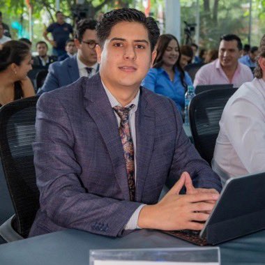 Se llama Paco Mateo Cepeda Soliz, se abstuvo en una votación que condena las condiciones ambientales del país y las somete a los interese mineros. Escuchó a Cuenca y por hacerlo  ADN lo expulsó. Le costó el puesto pero no su carrera política. Cuena no olvida.