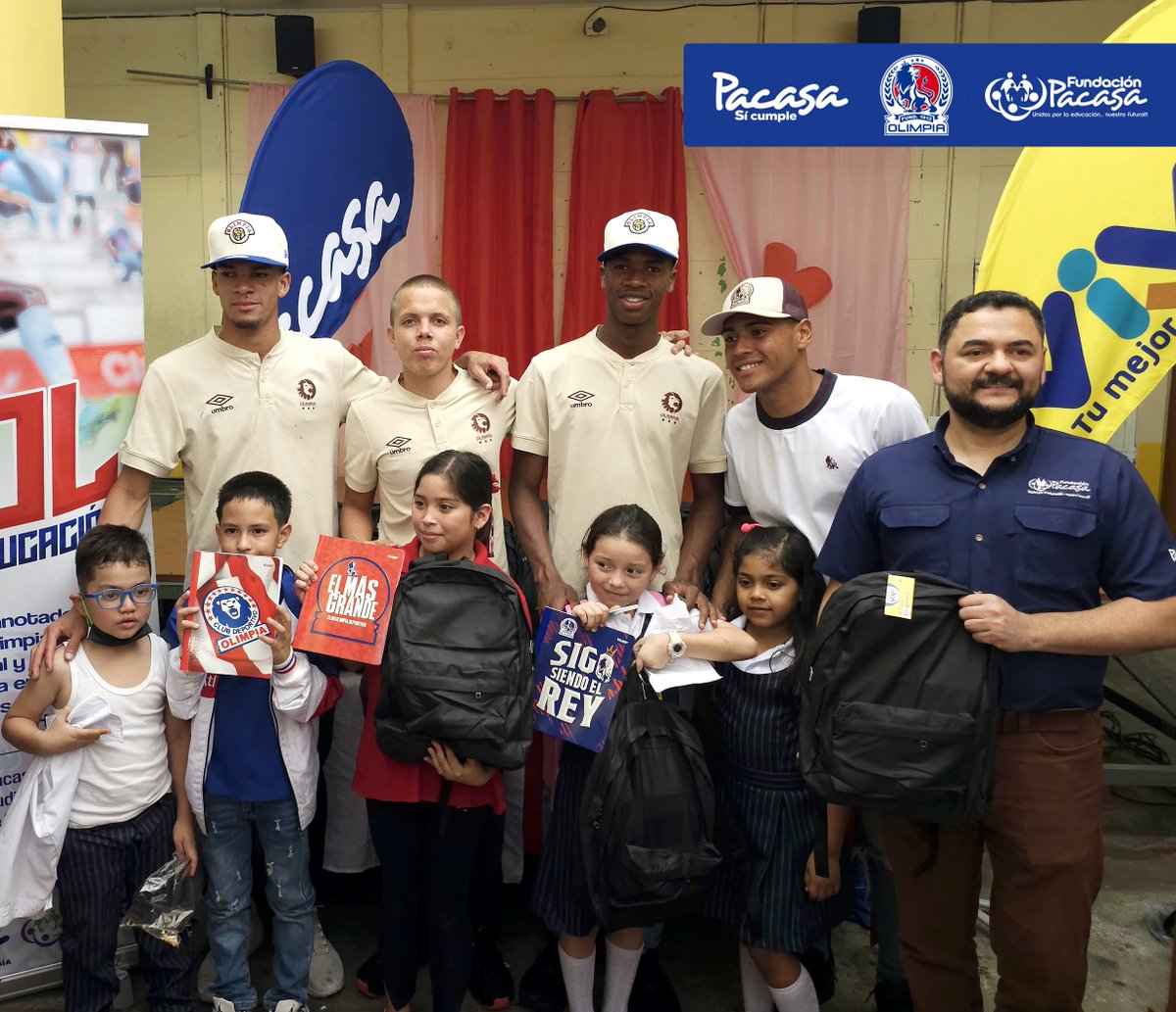 CDOlimpia's tweet photo. La escuela República de Costa Rica, de Tegucigalpa, recibió la visita del Rey de Copas y #Pacasa para hacer entrega de kits de útiles escolares, como parte de la campaña Un Gol por la Educación. 🎒📓
Nuestros leones compartieron con la niñez del centro educativo, teniendo muy en claro que ellos son el futuro. 🫶🏼