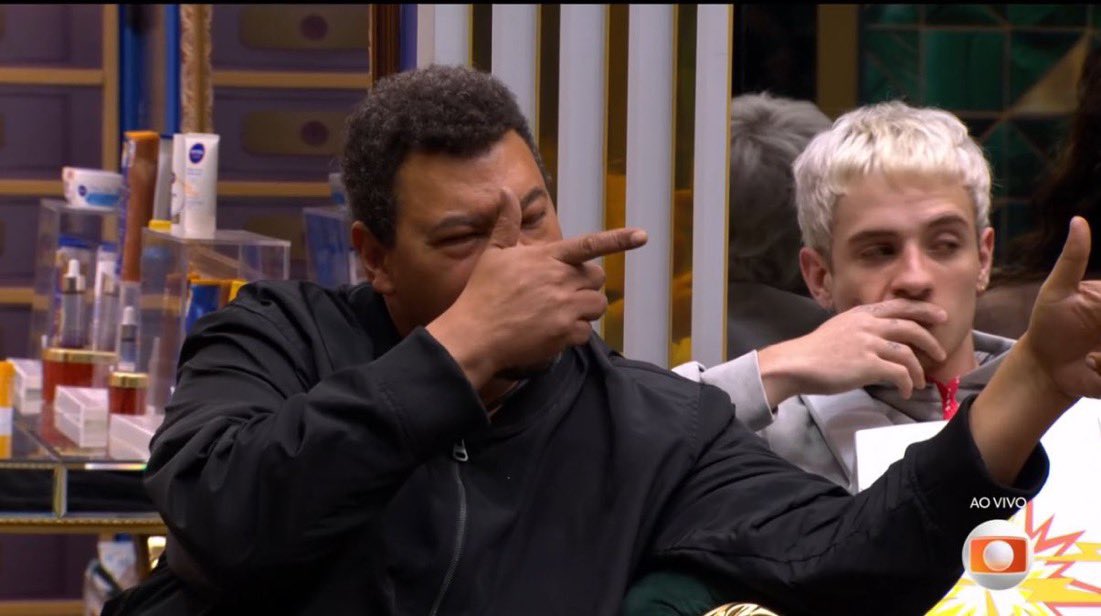 O tuiteiro agora tá fazendo textão dizendo que o Babu se comporta como se tivesse ódio pelas mulheres pela forma como se refere à Ana Paula, mas quando ele fez esse gesto pra Sarah, todo mundo fingiu que não viu. #BBB26