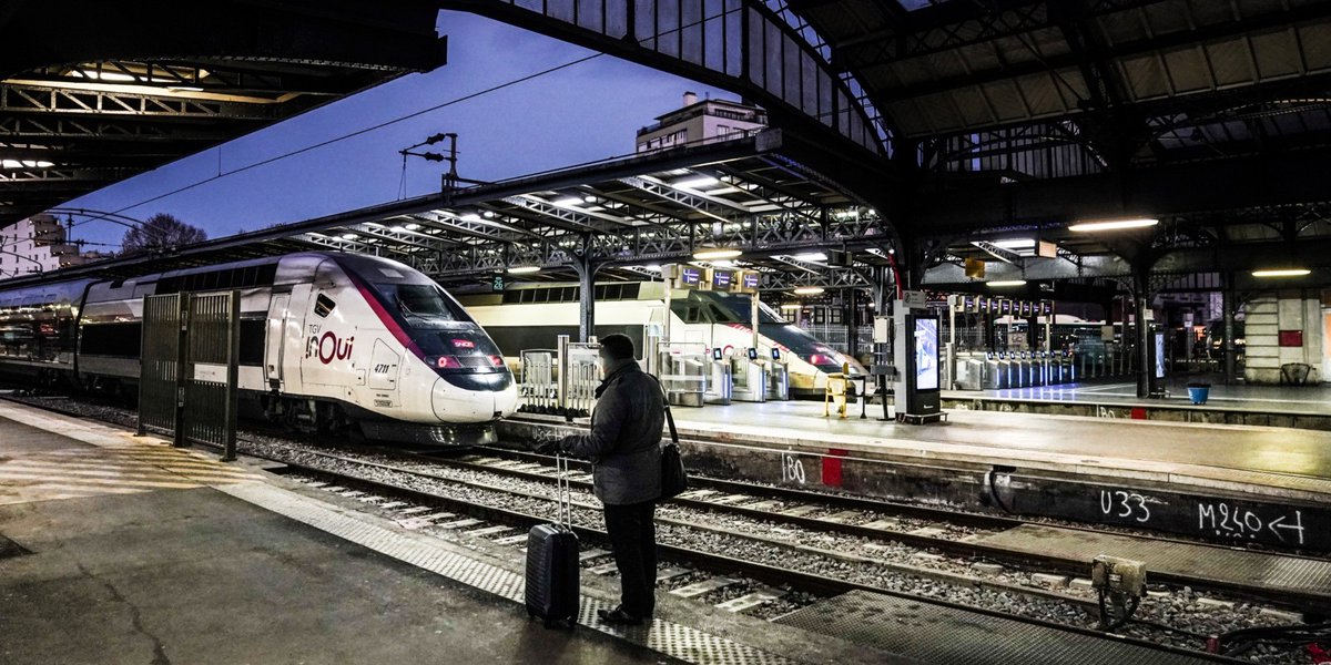 CheminsdeFerTC's tweet image. =&amp;gt;#Paris =&amp;gt;#garedelEst où deux =&amp;gt;#TGV stationnent en instance de départ aux voies 26 et 27.
Auteur non identifié, source : franceinfo.fr (publié en 12-19).