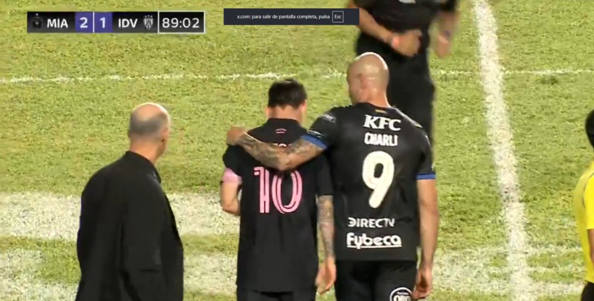 miralo a charly como lo empezamos a extrañar !!! 
#Newells  #Messi #Cocoliso
