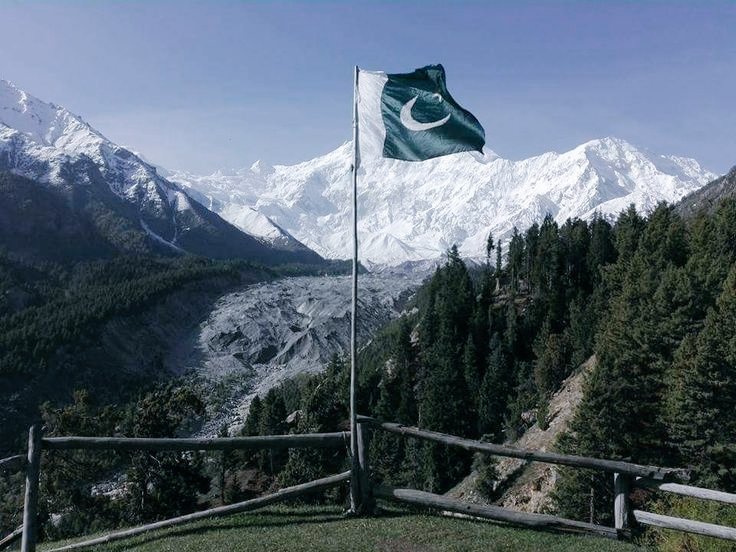 دل اس جنگ کی حمایت میں نہیں ہے کیونکہ رمضان المبارک کے مہینے میں دونوں طرف نعرہ تکبیر بلند کیا جا رہا اور پھر مسلمان شہید ہو رہے۔
مگر پھر بھی ہم ریاست پاکستان کیساتھ کھڑے ہیں۔
#PakistanZindabad