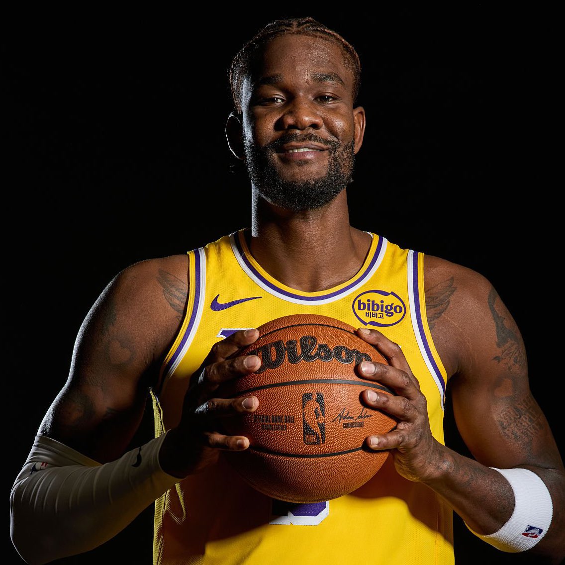 LakeShowYo's tweet photo. Deandre Ayton at halftime:

0 POINTS
1 REBOUND
0/0 FG
11 MINUTES https://t.co/oeLoA80Dpc
