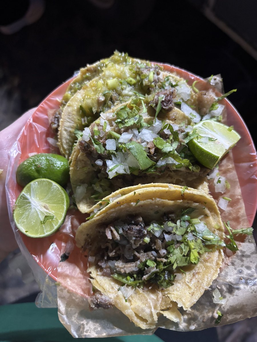 Ustedes qué van a saber de felicidad, pinches tibios, si nunca se han comido unos tacos de cabeza sobre la calle?
