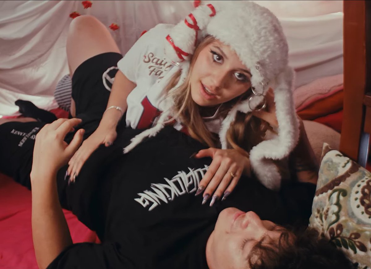 Glogloking Out of Context tweet media