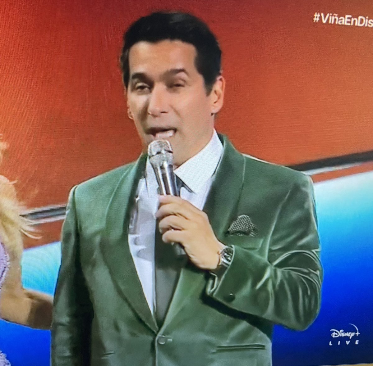 Rickykib's tweet photo. En la casa de mi abuela había un sillón igual al Rafa Araneda. 
#festivaldevina2026 #Vina26 #VinaDelMar26 #ViñaEnDisneyPlus https://t.co/tKwptKLnLH