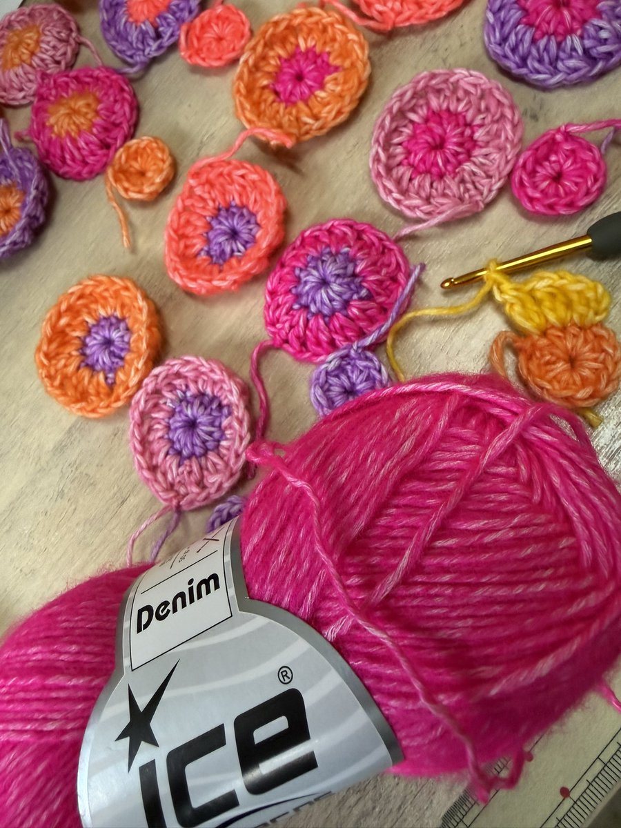 可愛い色の糸がずっと気になっていて買っちゃった🥰ICEヤーンのデニムって糸🥰白と蛍光とかが撚りになってて少しほわほわしてる。がっちり派手色ではないけど可愛い😍これでまたアレを編み始めてしまった🤦いつ出来るのやら… #かぎ針編み #アノブランケット
