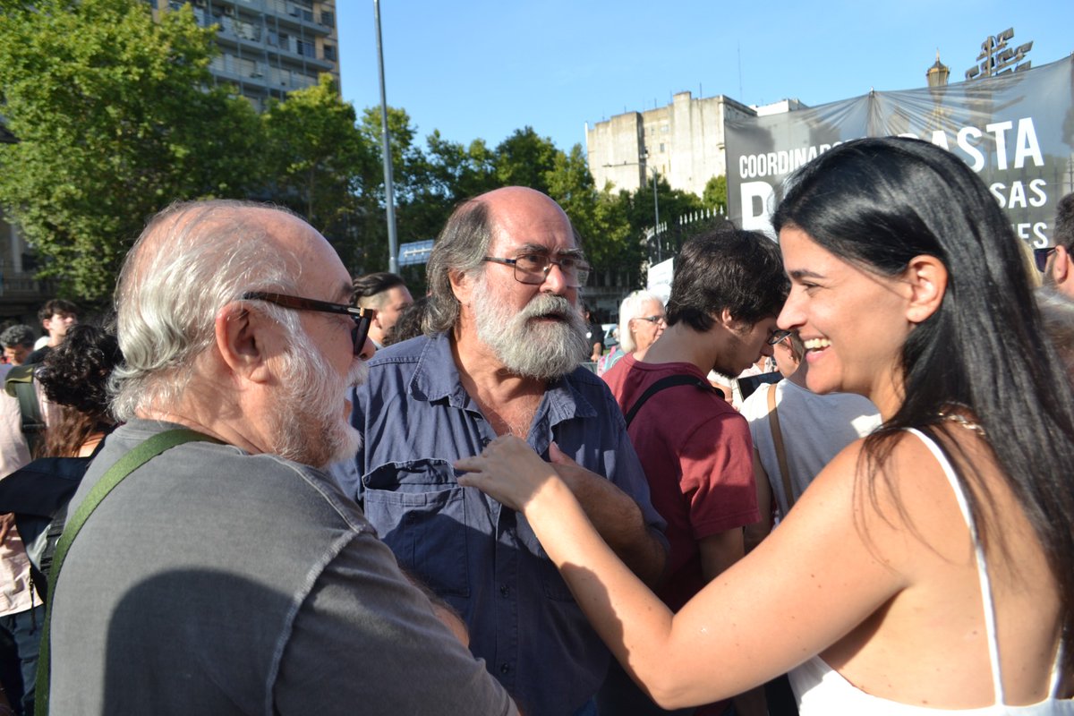 💦Hoy volvimos al Congreso para defender la Ley de Glaciares y nuestras fuentes de agua.

La votación en el Senado de la Nación estuvo rodeada de hechos preocupantes: detenciones a activistas de Greenpeace —ya liberados—, violencia institucional contra un camarógrafo de América y