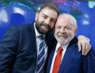 ¿Coincidencia? No, es el mismo patrón socialista.
En Colombia, Nicolás Petro es acusado de apropiarse de fondos para adultos mayores.
En Brasil, la justicia acusa a Fábio Luís Lula da Silva por el robo del dinero de pensiones.
Usan a los pobres en el discurso para enriquecerse