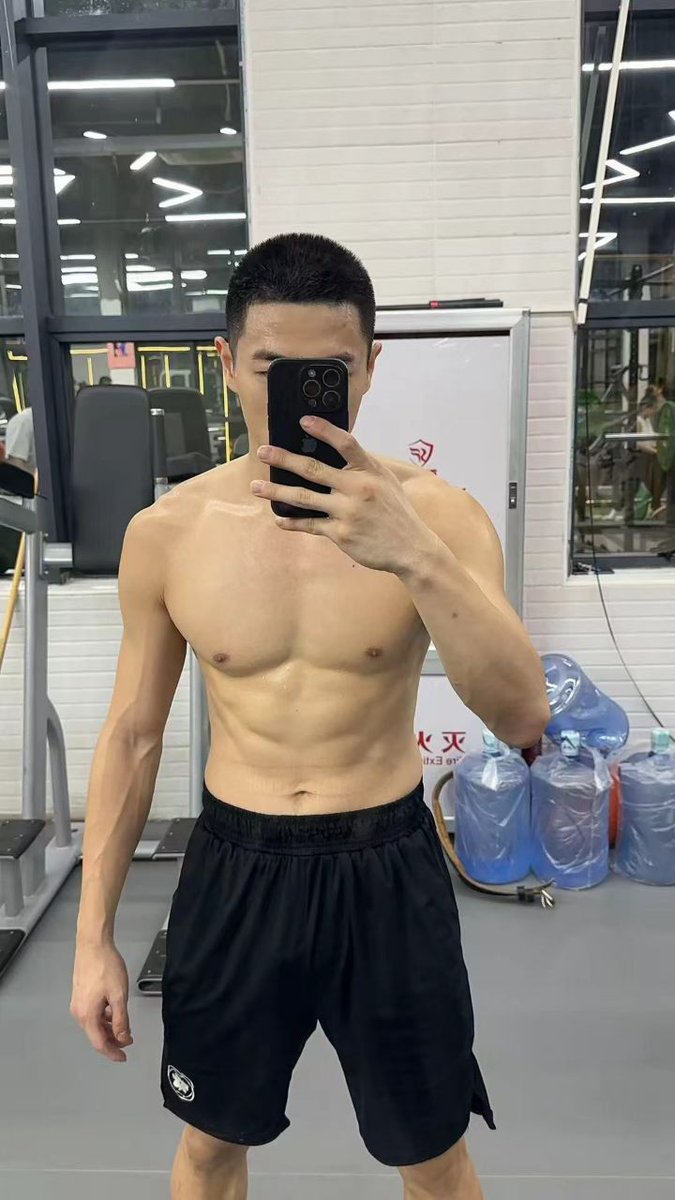 tpay_869Z's tweet photo. #男大 #体育生 回天津前最后一练（为什么发了张什么都没漏的图片点赞那么多😨） https://t.co/95TUB6MBcj