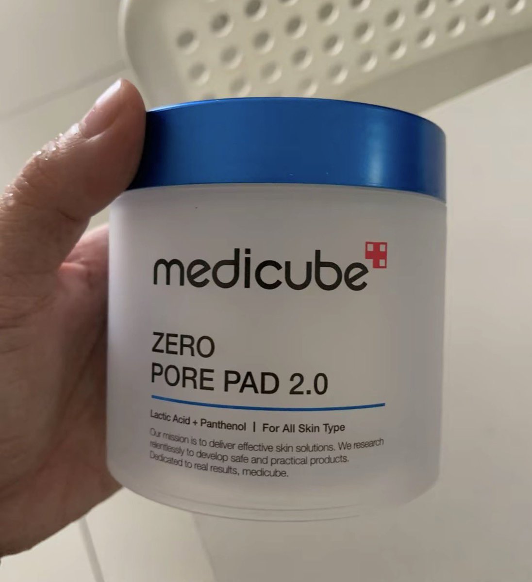 SAPE ADA PORI BESAR KAT MUKA, LUBANG2 MACAM NI PERGI BELI TONER PAD MEDICUBE NI SEKARANG!!!

Kulit i macam kulit limau tau tapi sekarang dah makin clear &amp; smooth. Baru sebotol kot pakai toner pad ni 😭😭