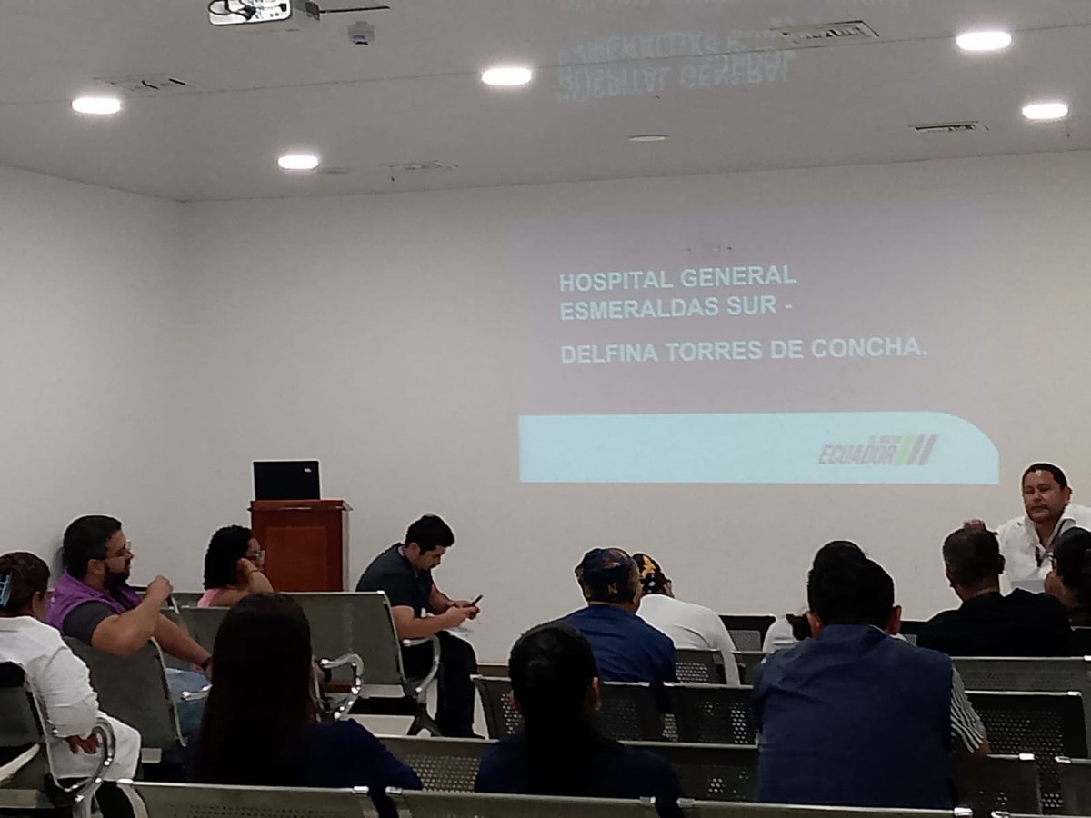 SaludImbabura's tweet photo. #Esmeraldas | Para elevar la calidad de atención en salud, Marco Ortiz Díaz, Gerente del #HospitalDTC mantiene reunión de trabajo con la Red Pública, estableciendo objetivos, implementando mejoras y evaluando resultados para garantizar una atención sostenible y segura. https://t.co/ngyctt1cYR