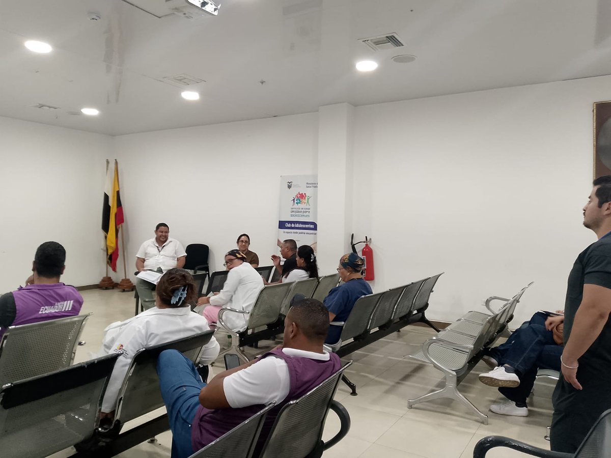 SaludImbabura's tweet photo. #Esmeraldas | Para elevar la calidad de atención en salud, Marco Ortiz Díaz, Gerente del #HospitalDTC mantiene reunión de trabajo con la Red Pública, estableciendo objetivos, implementando mejoras y evaluando resultados para garantizar una atención sostenible y segura. https://t.co/ngyctt1cYR