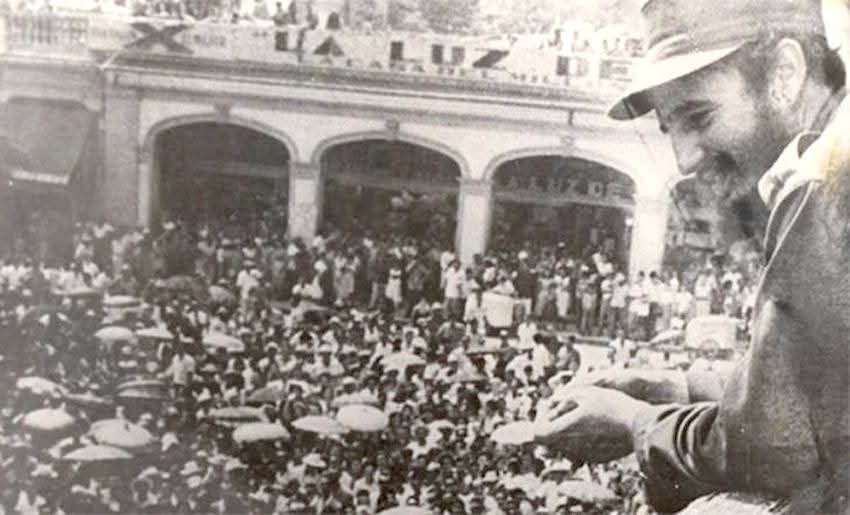 Con #HonorHolguinero conmemoramos el histórico encuentro del Comandante en Jefe Fidel Castro Ruz con el pueblo holguinero aquel 26 de febrero de 1959. Desde los balcones de la Periquera en #HolguínSí aún se respira ese mágico intercambio
Gracias #FidelPorSiempre
#100AñosConFidel